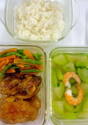 Hình của món Cơm trưa mang đi: gà khìa nước dừa, canh bầu nấu tôm, đậu que xào cà rốt.