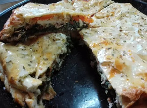 Una foto de Tarta de espinaca con atún, huevo, tomate, queso y jamón!!!