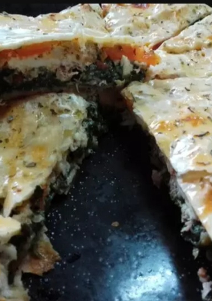 Una foto de Tarta de espinaca con atún, huevo, tomate, queso y jamón!!!