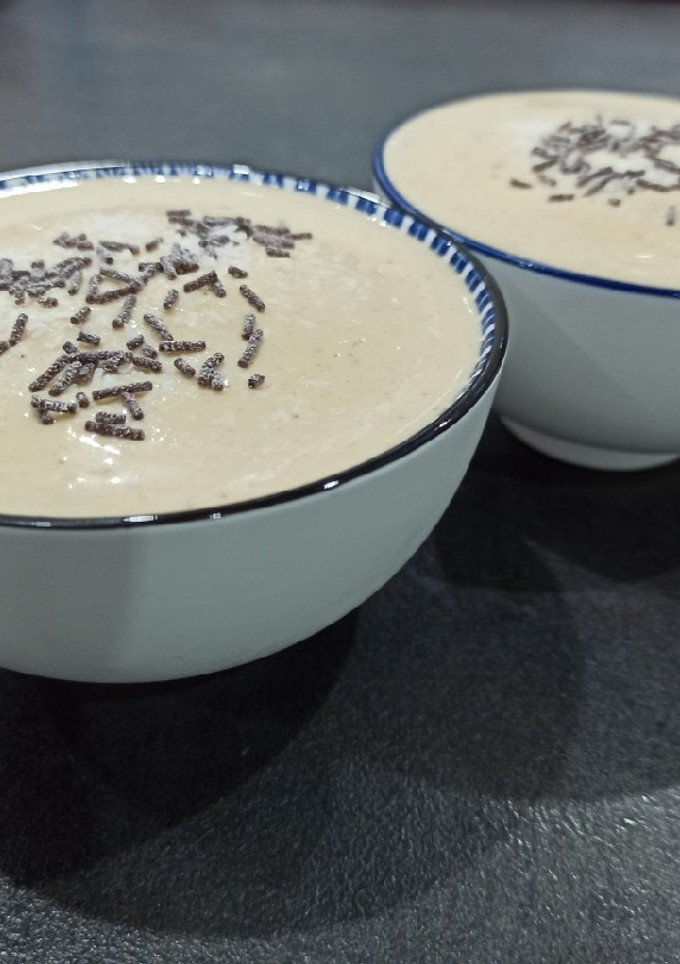 Una foto de Batido - helado de plátano, manzana y crema de cacahuate 🍧