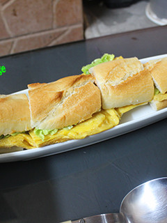 Una foto de Bocadillo de tortilla con lechuga