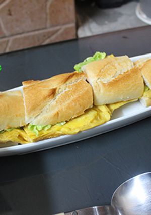 Foto principal de Bocadillo de tortilla con lechuga