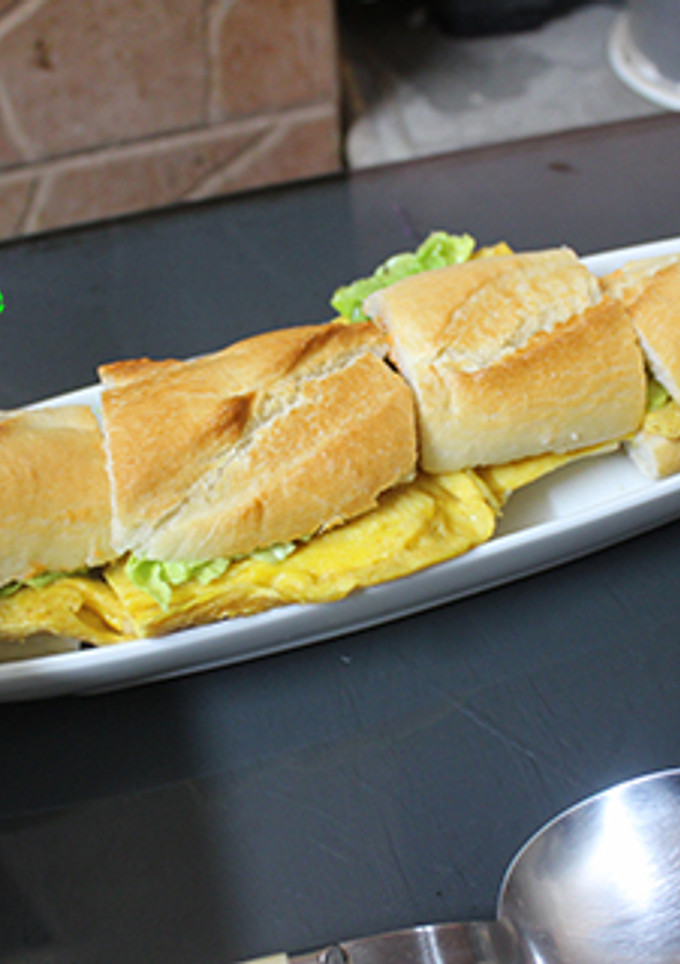 Una foto de Bocadillo de tortilla con lechuga