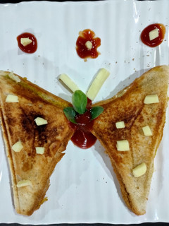 ચીઝ મેગી સેન્ડવીચ (Cheese Maggi Sandwich Recipe In Gujarati) રેસીપી મુખ્ય ફોટો
