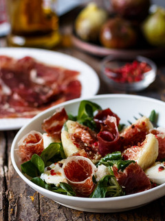 Una foto de Ensalada de higos y jamón ibérico