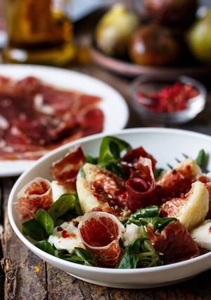 Una foto de Ensalada de higos y jamón ibérico