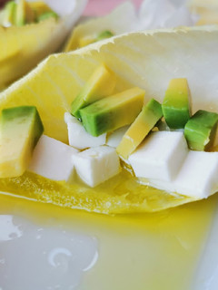 Una foto de Endivias con queso tierno y aguacate!!!