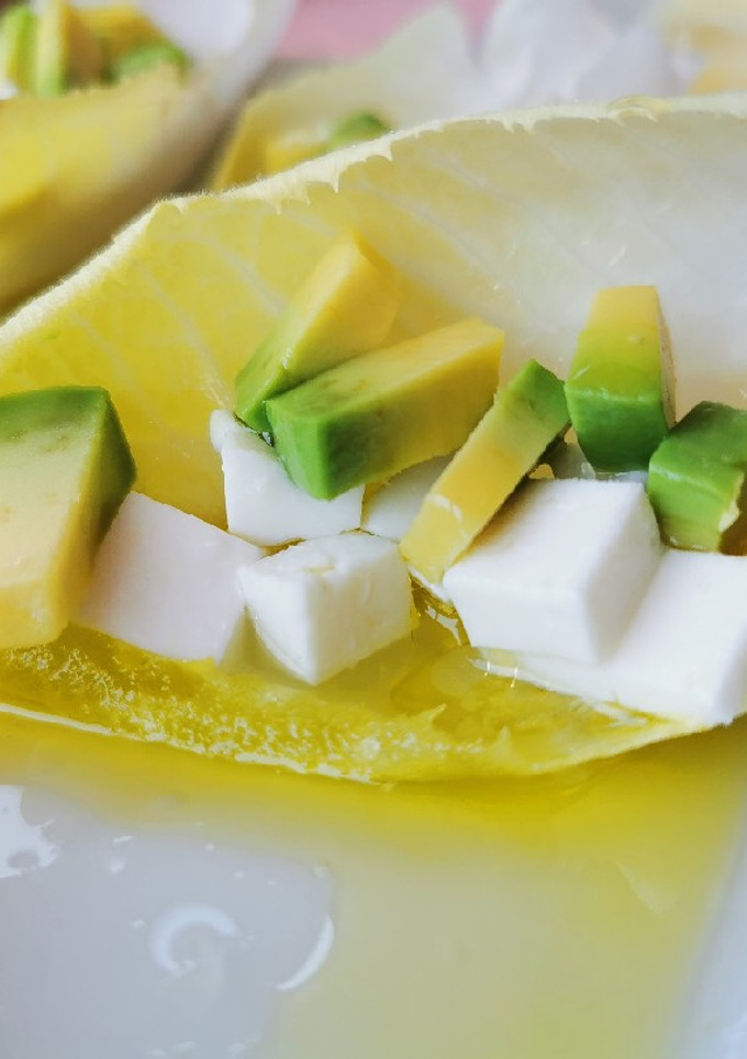 Una foto de Endivias con queso tierno y aguacate!!!