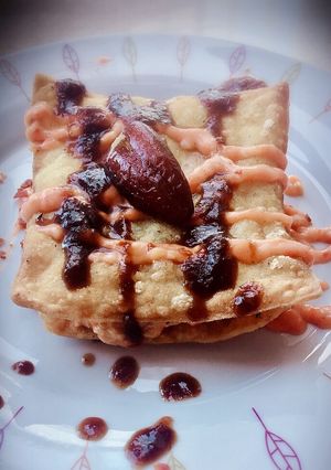 Foto principal de Lasaña crujiente de pollo asado, bechamel de piquillos y salsa de dátiles al vino