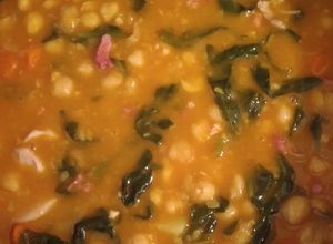 Una foto de Guiso de garbanzos con pollo y espinacas