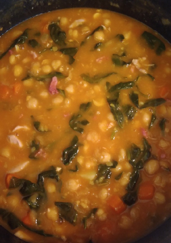 Una foto de Guiso de garbanzos con pollo y espinacas