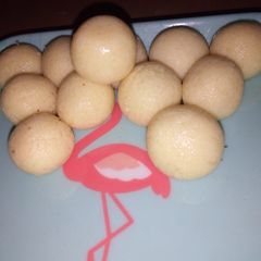 A picture of Coconut laddo's.