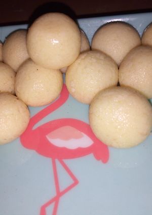 A picture of Coconut laddo's.
