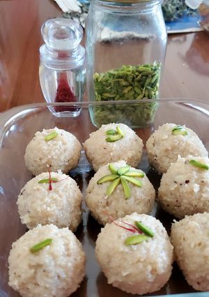 A picture of Coconut ladoo.