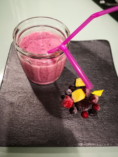 Una foto de Smoothie de frutos del bosque y mango con avena