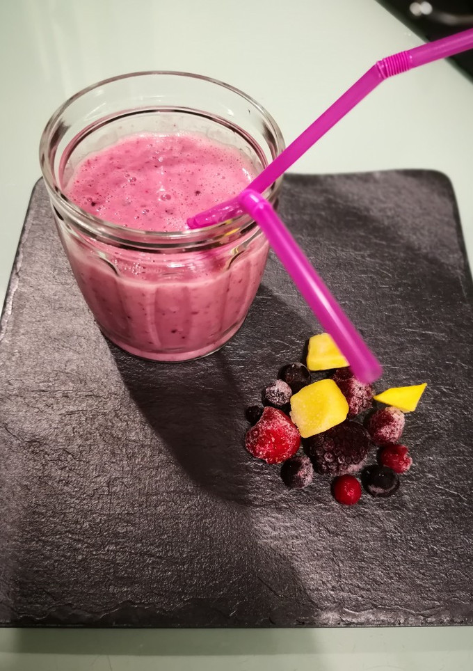 Una foto de Smoothie de frutos del bosque y mango con avena