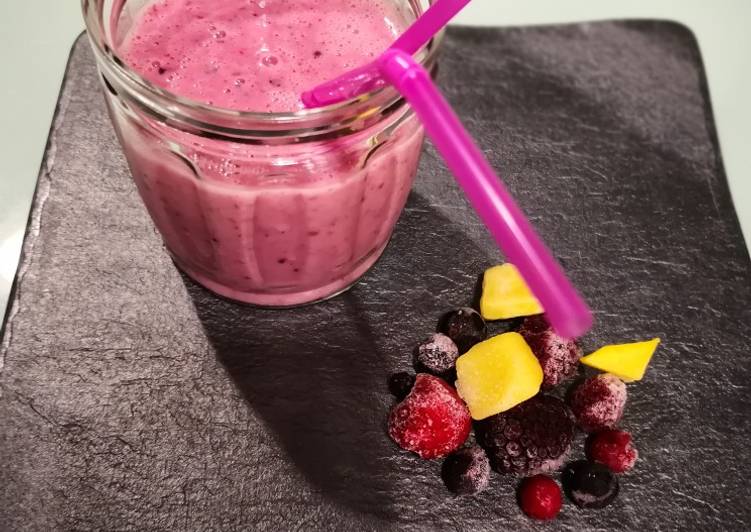 Smoothie de frutos del bosque y mango con avena