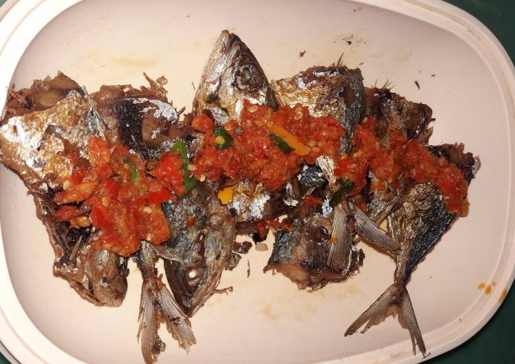 Proses Membuat Ikan Kembung Goreng Rica-Rica Manado Lezat