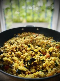 Una foto de Wok de arroz especiado de verduras y garbanzos