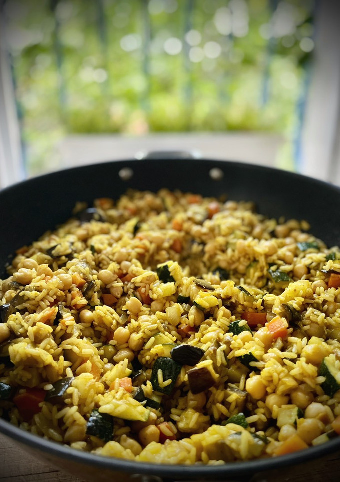 Una foto de Wok de arroz especiado de verduras y garbanzos