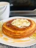 Pancakes bien esponjosos servidos con queso crema