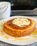 Pancakes bien esponjosos servidos con queso crema