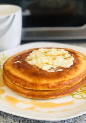 Una foto de Pancakes bien esponjosos servidos con queso crema