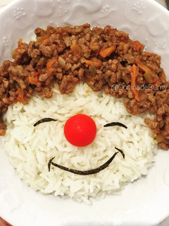 Una foto de Platos divertidos (carita feliz de arroz y carne picada)