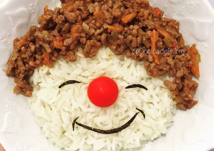 Foto principal de Platos divertidos (carita feliz de arroz y carne picada)