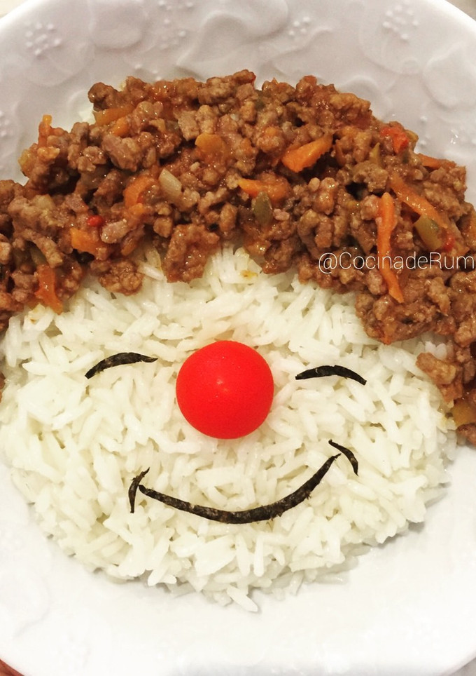 Una foto de Platos divertidos (carita feliz de arroz y carne picada)