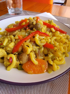 Una foto de Fideuá con verduras y lomo de cerdo