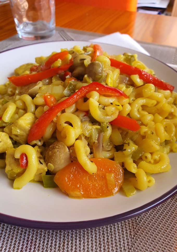 Una foto de Fideuá con verduras y lomo de cerdo
