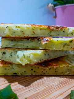 Una foto de Fainá de queso, espinaca y verdeo