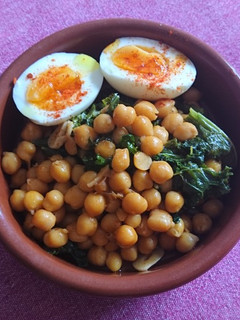 Una foto de Kale con garbanzos y huevos duros