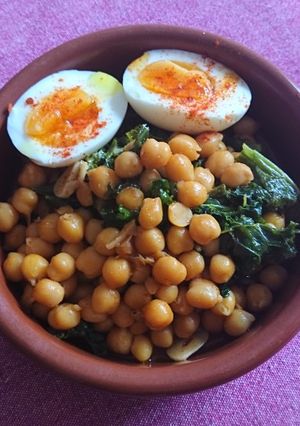 Una foto de Kale con garbanzos y huevos duros
