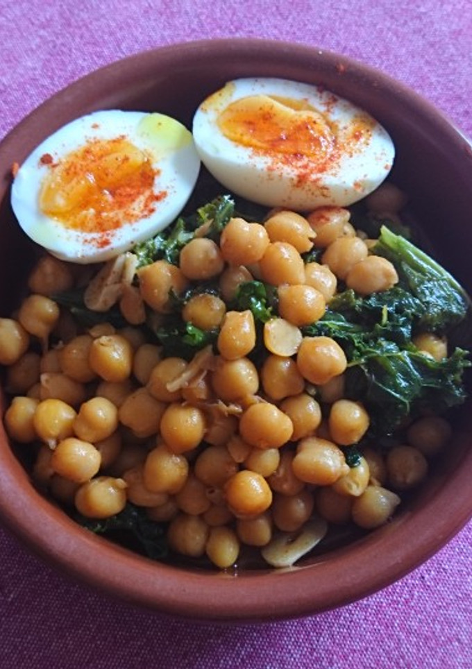 Una foto de Kale con garbanzos y huevos duros