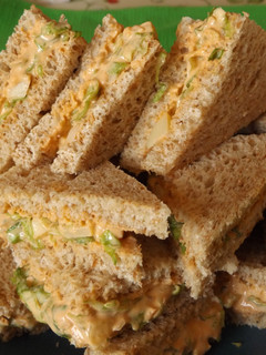 Una foto de Sándwiches “de dedo” rellenos de mousse de merluza y palmitos