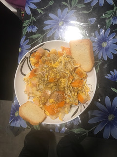 Una foto de Revuelto de gulas y bocas de mar (surimi)