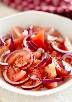 Hình của món 🌱 Salad Cà Chua Hành Tây.