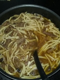 A picture of Beef & Noodles.