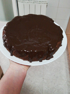 Una foto de Bizcocho de chocolate con ganache de chocolate