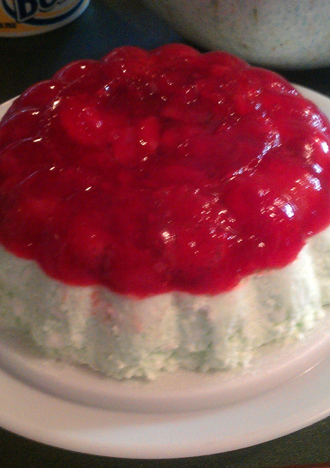 A picture of Tinklee's Raspberry/Lime Jello.