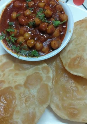A picture of Puri chole.