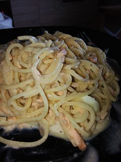 Una foto de Spaghetti con salmón y champiñones en salsa queso de cabra