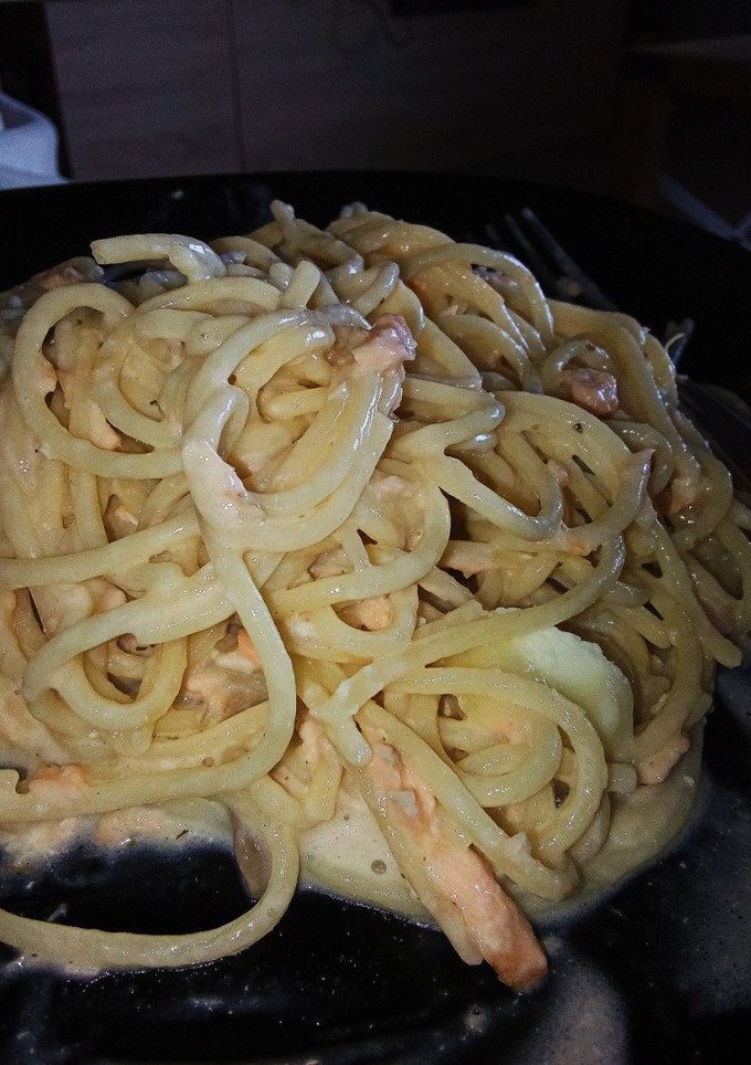Una foto de Spaghetti con salmón y champiñones en salsa queso de cabra