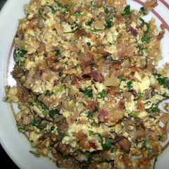 A picture of eggs n onion crumble.