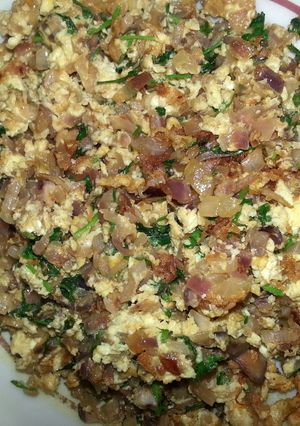 A picture of eggs n onion crumble.