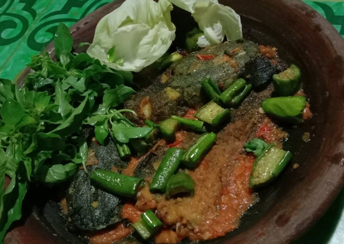 Pecel lele with lalapan