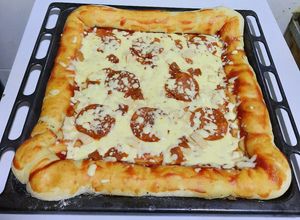 Una foto de Pizza con borde de queso