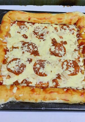 Una foto de Pizza con borde de queso